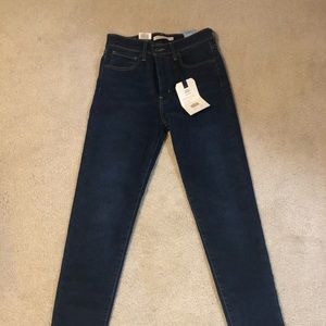 Mile high super skinny Levi’s sculpt size 28